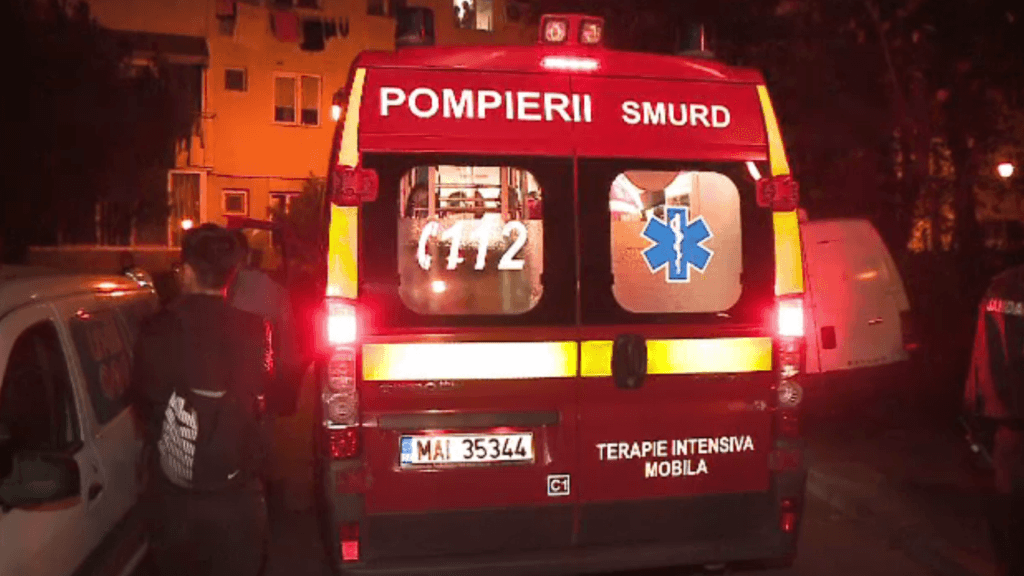 Mașină răsturnată pe cupolă în toiul nopții în Iași. Trei persoane au fost implicate în accident