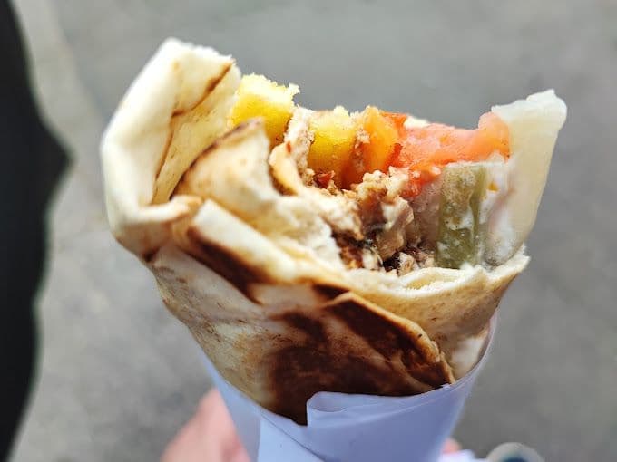La Iași se devorează peste 10.000 de shaorma pe zi. Explicații: ritmul alert al vieții și numărul mare de tineri din oraș cresc apetitul pentru fast-food
