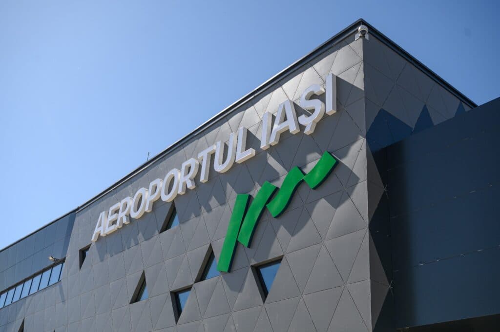 Aveți avion în weekend? Zeci de programatori au ocupat terminalul T4 de la Aeroportul Iași