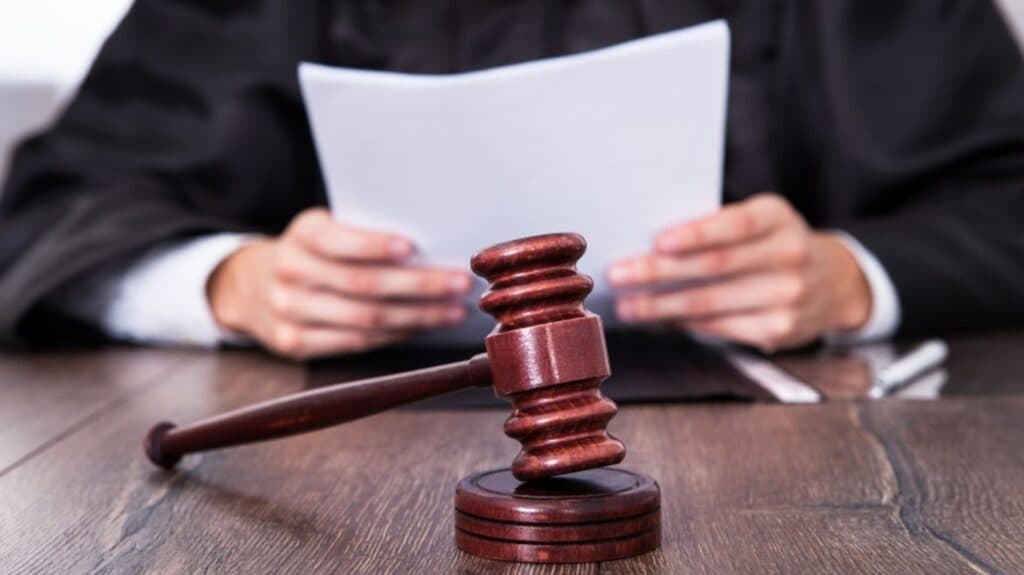Bătaie între polițiști la un accident, lângă fetița rănită: proces nemaiauzit la Curtea de Apel Iași. Unul din ei, ofițer de crimă organizată, își va pune hainele militare în cui