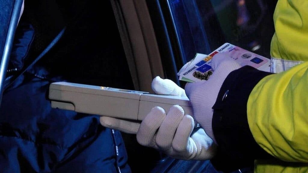 Cum te poți alege cu dosar penal deși aveai șanse să scapi? Un șofer ieșean prins cu 0,47‰ alcool în aer a refuzat probe de sânge: s-a asigurat astfel că devine infractor