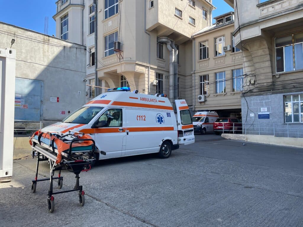 Nervos că nu are pat la UPU, a sunat de două ori la 112 și a amenințat că se spânzură. Brancardierii și polițiștii l-au „găsit” prin curte. Amendat și dus la Socola