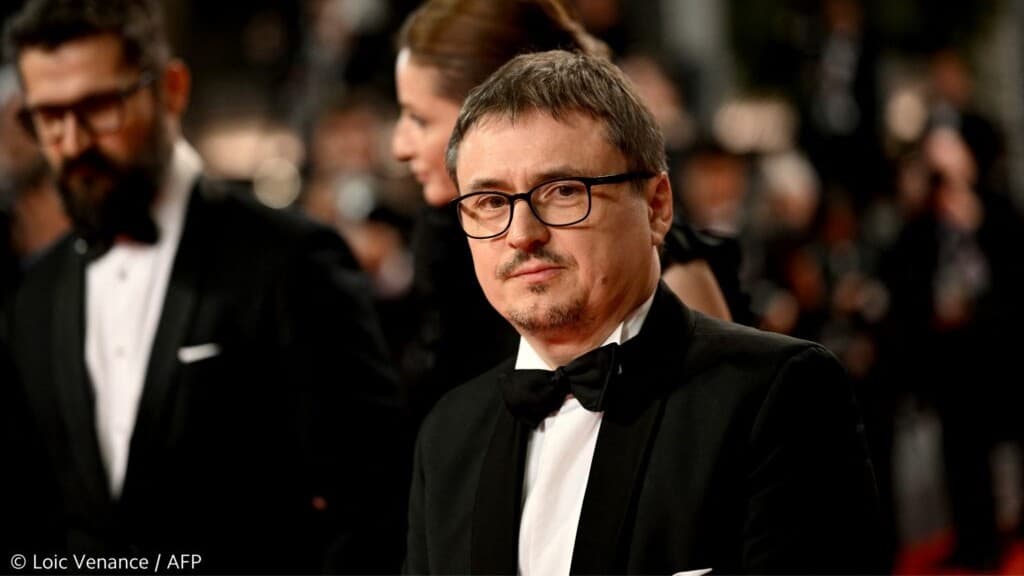 EXCLUSIV | Regizorul Cristian Mungiu, hărțuit din 2022 prin instanțe de o femeie bolnavă psihic care îl acuză că o filmează cu drone la stomatolog și când iese din magazine