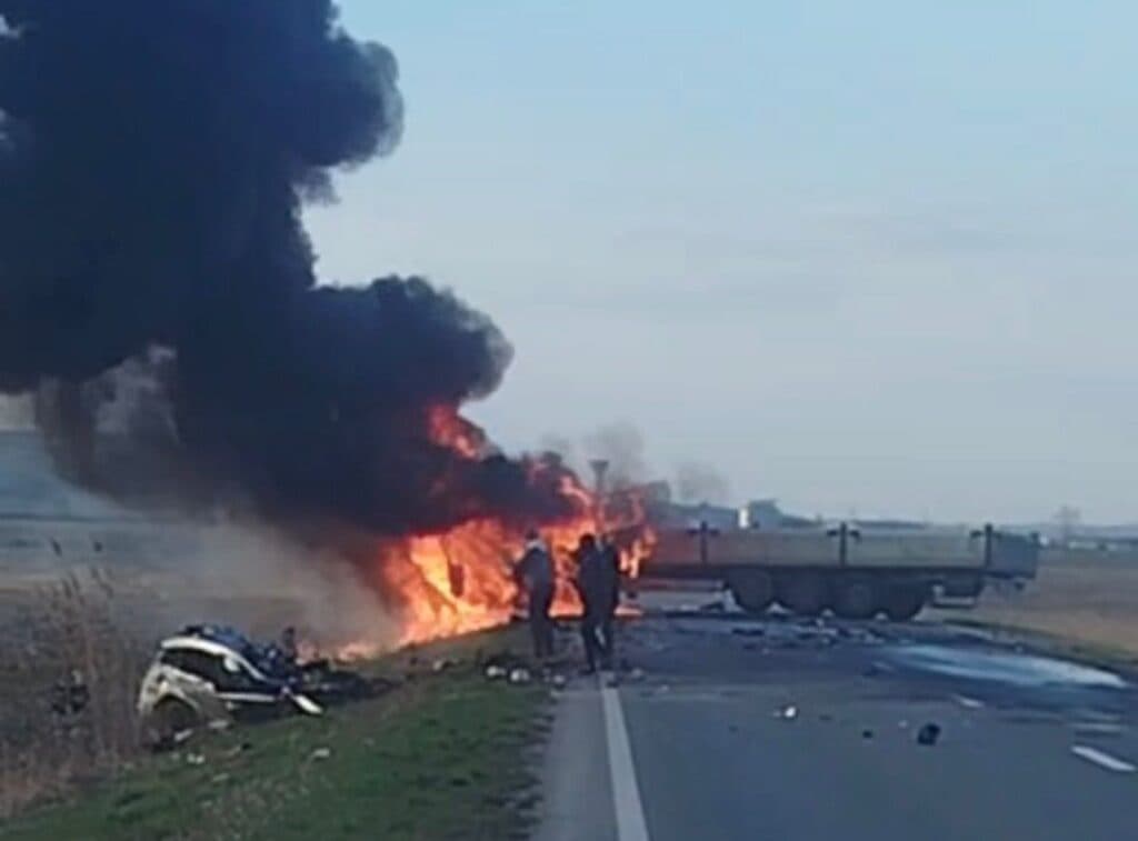 Accident grav pe drumul Iași – București. Un tir în flăcări, circulația oprită | FOTO/VIDEO