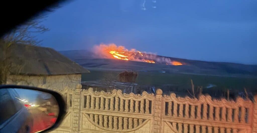 FOTO | Flăcări uriașe într-o comună din Iași, incendiu de vegetație pe suprafață extinsă