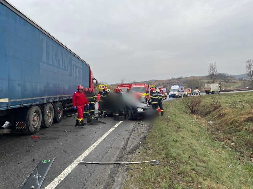 Accident grav în Cluj, cinci persoane încarcerate/ Elicopter SMURD chemat la fața locului