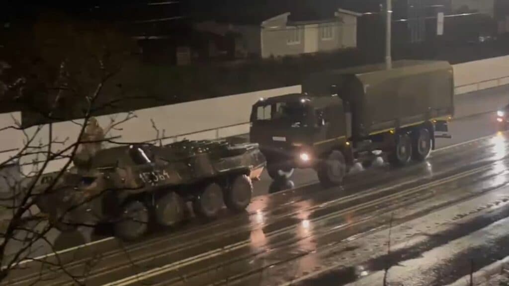 VIDEO | Armata română în acțiune la Iași: camion militar rămas în pană și tractat prin oraș de un transportor amfibiu blindat (TAB)