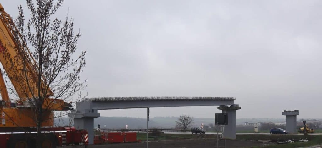 Una din cele mai spectaculoase piste de biciclete din județ se apropie de final. A început montarea pasarelei peste centura Iași Sud