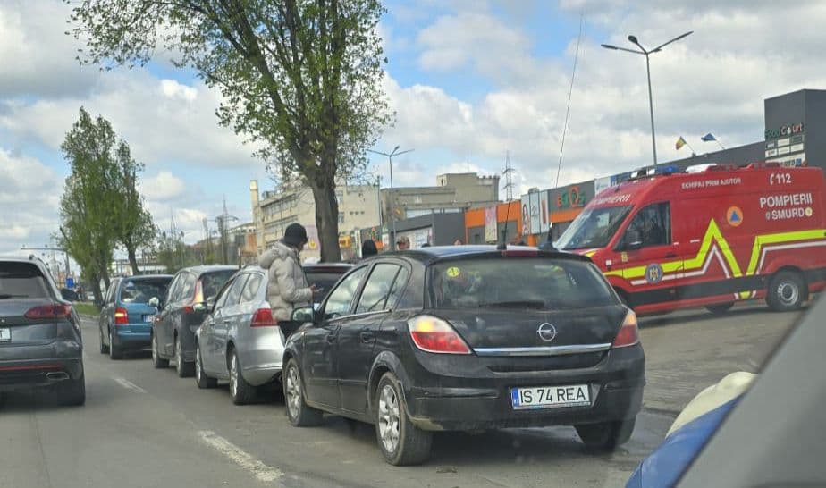 FOTO Carambol cu patru mașini în Iași, o persoană a fost rănită