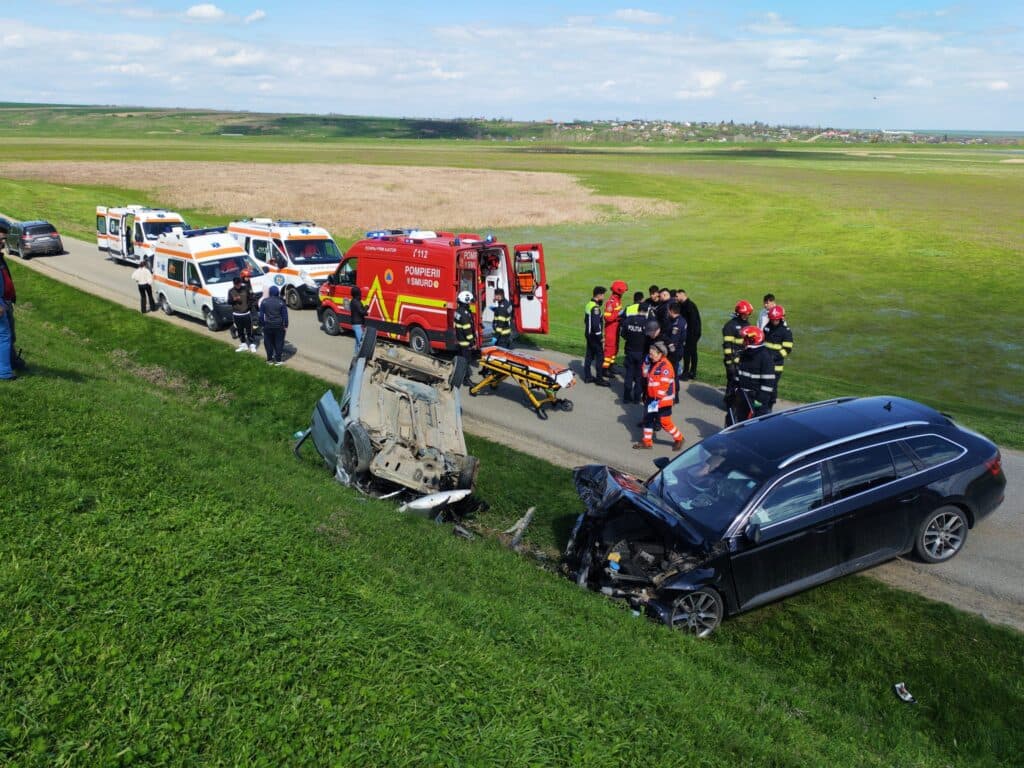 Iași: Impact violent între două autoturisme – Cel puțin două victime (FOTO)