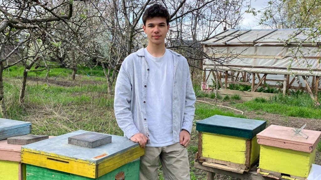 Codrin, vânătorul de albine. Povestea elevului de la Informatică din Iași care a strâns ban cu ban ca să-și cumpere albine. „Informatizarea” stupinei i-a adus un premiu internațional