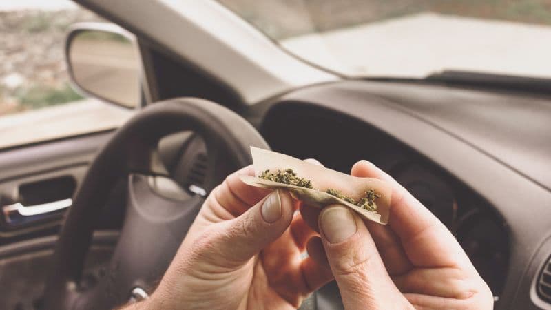 „Cascadorii râsului” cu un BMW la Iași. Șoferul a făcut talente pe lângă o mașină a Jandarmeriei, a ieșit scandal, dar cu condamnare s-a ales pasagerul din prima mașină