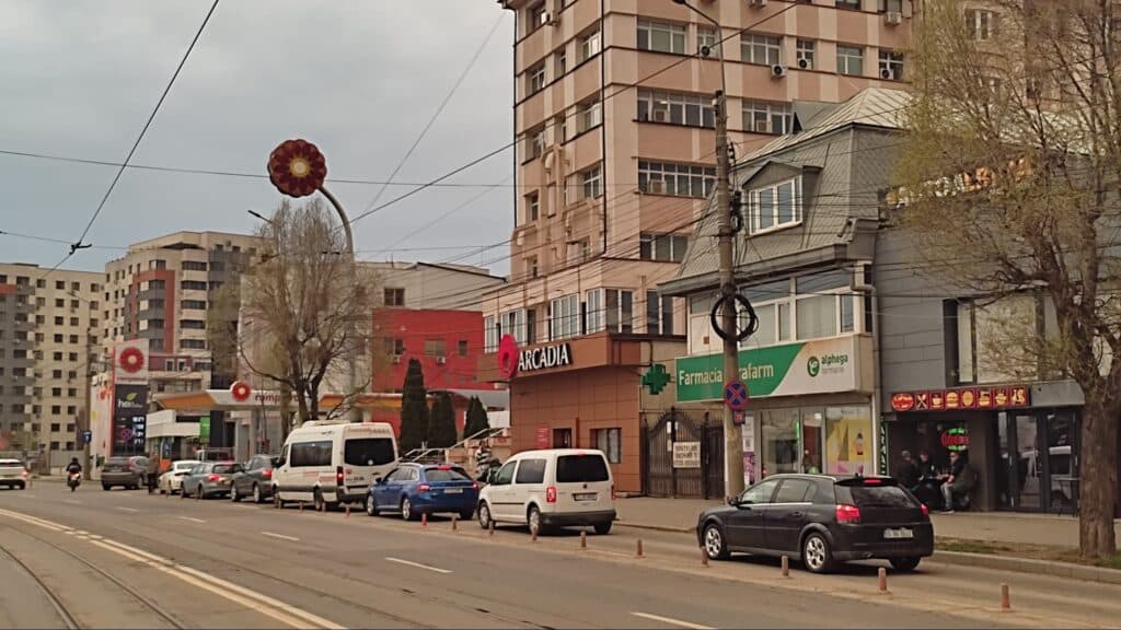 Efectul Ordonanței sau factorul psihologic: carburanții se ieftinesc în Iași, șoferii se grăbesc la pompă. Au fost chiar și cozi. Lovitură de marketing la Rompetrol