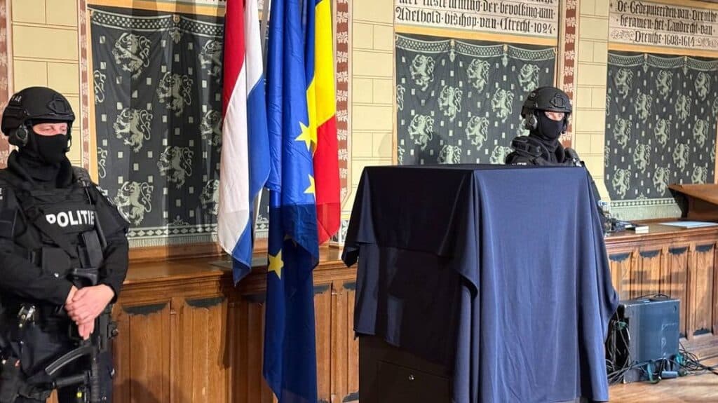 Coiful de la Coţofeneşti şi două brăţări dacice din aur, recuperate în urma furtului din 2025, au fost prezentate public la Muzeul Drents de autorităţile olandeze