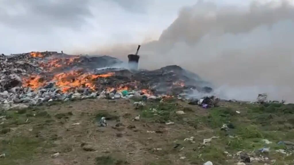 Iaşi: Pompierii intervin pentru stingerea unui incendiu la un depozit ecologic de deşeuri / Populaţia, sfătuită să evite expunerea prelungită la fumul degajat