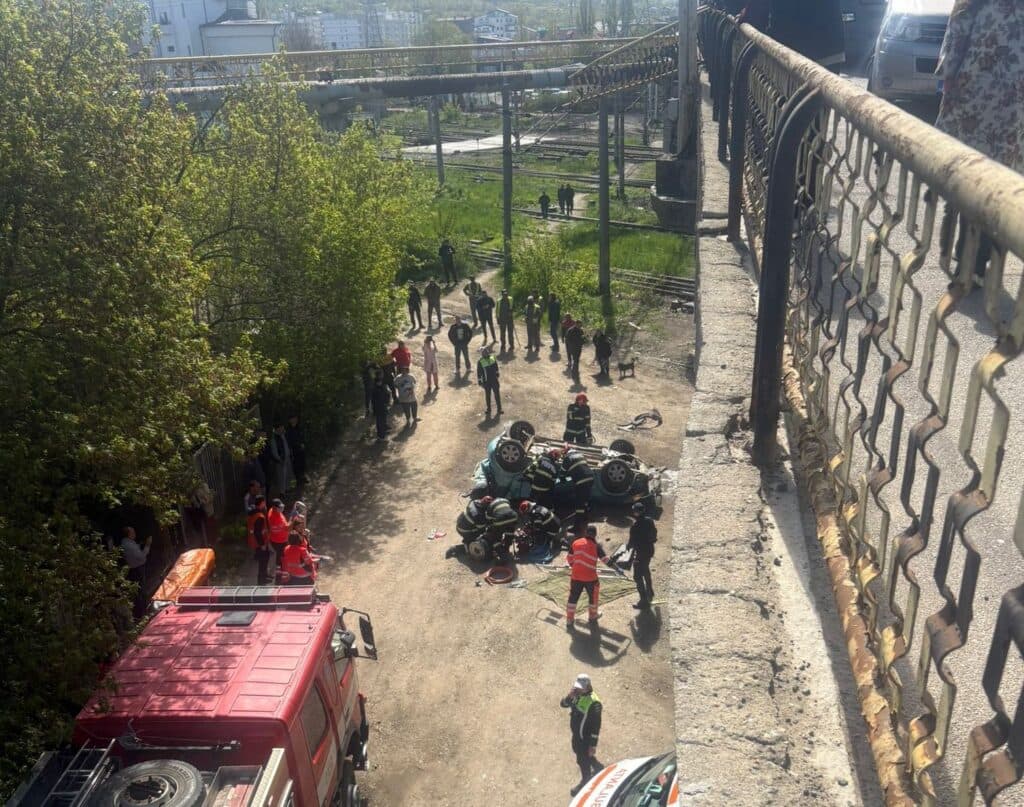 Accident teribil în Iași – O mașină, zdrobită după ce a căzut de pe podul Bucium