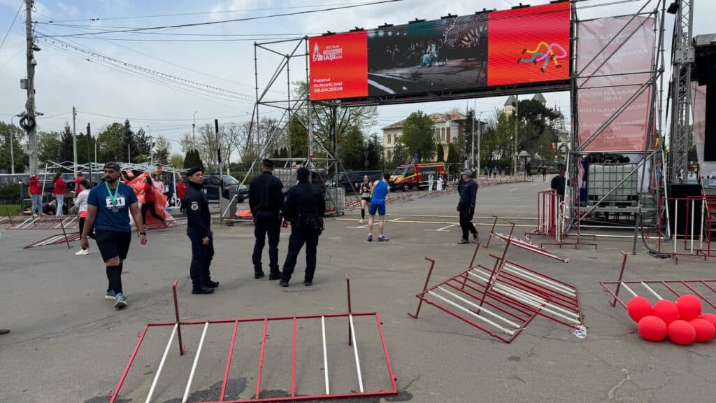 Vântul puternic a dat peste cap atmosfera de la Semimaraton Iași. Participanții, nevoiți să „fugă” în mall