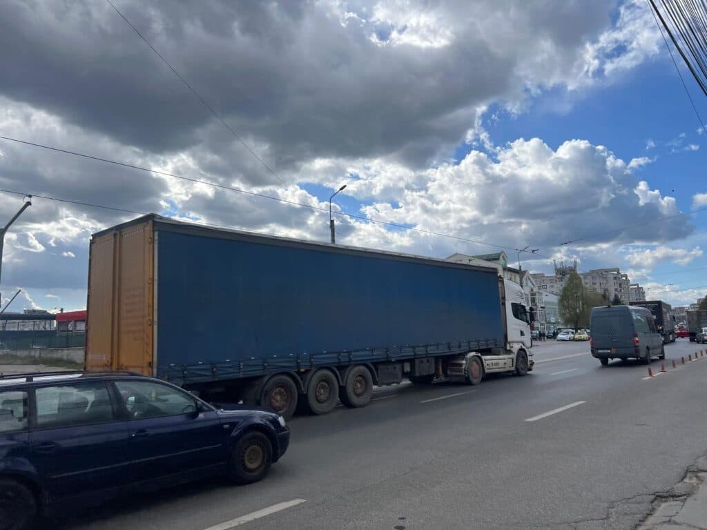 „Suntem nevoiți să mergem cu maxim 82 km/oră”. Scumpirea carburanților pune presiune pe transportatorii din Iași. Costuri mai mari, marje tot mai mici