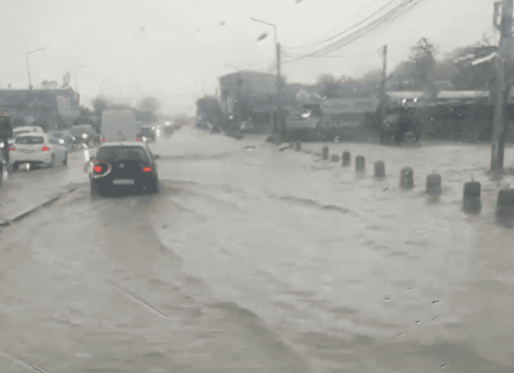 VIDEO | Apa a pus stăpânire pe șoseaua din zona rond Mall Moldova după ploaia puternică