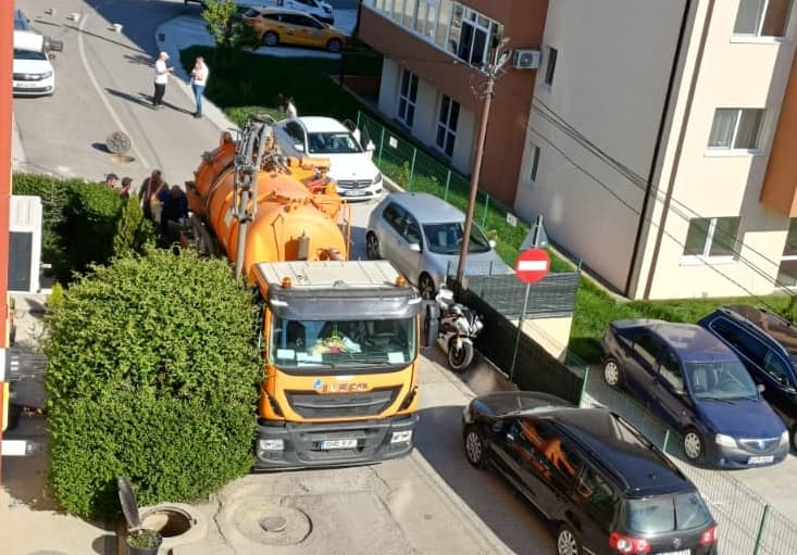„Ca prin minune, au apărut utilajele ApaVital”. Problemele cu canalizarea dintr-un cartier nou din Valea Lupului, rezolvate după ce „Ziarul de Iași” a relatat cazul