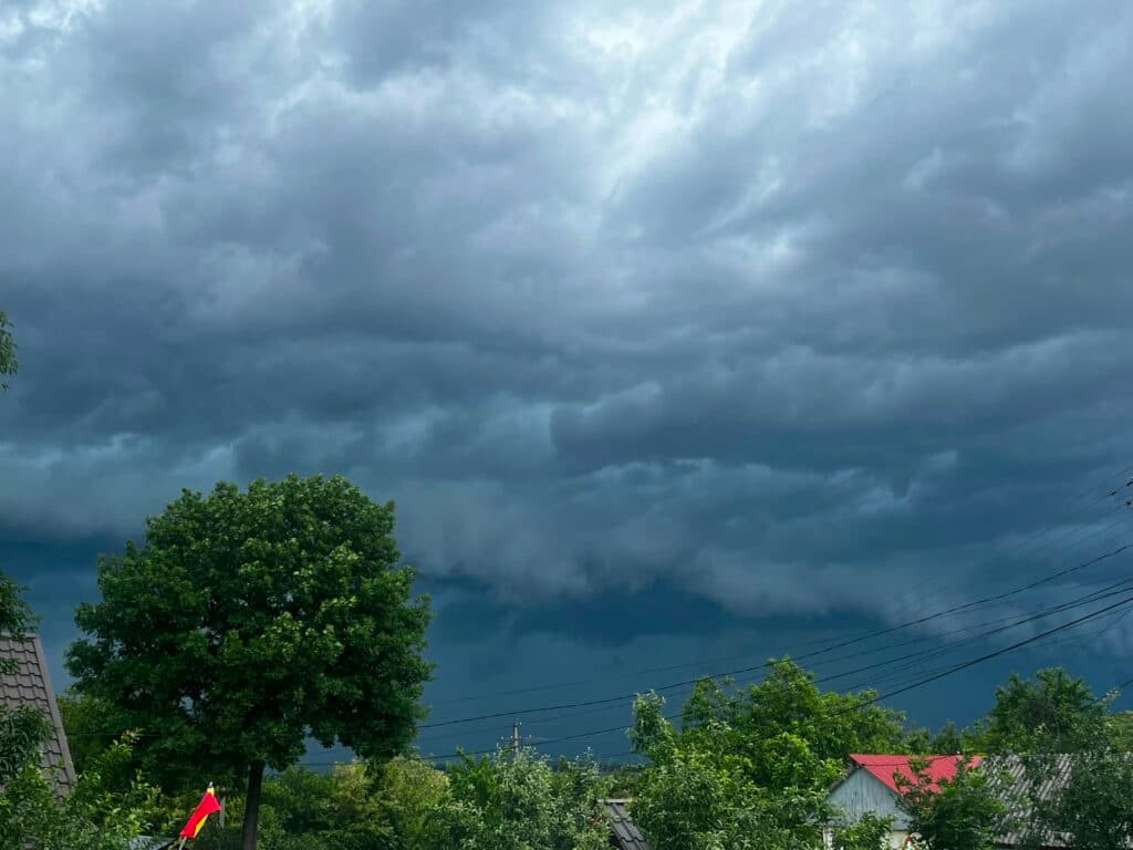 Avertizare nowcasting pentru județul Iași. Sunt așteptate vijelii și descărcări electrice