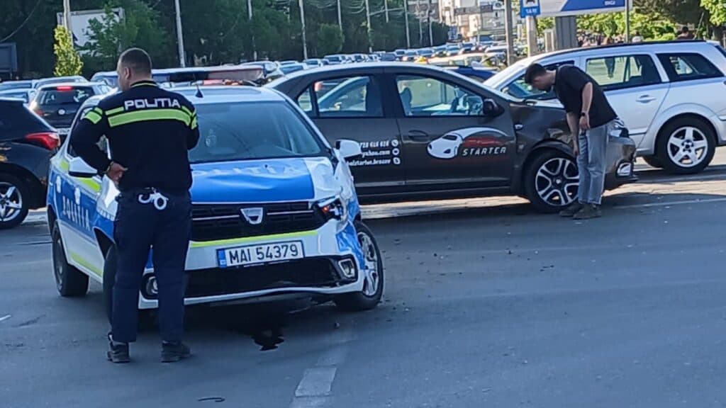 VIDEO | O mașină de poliție a fost grav avariată după un impact violent într-o intersecție din Iași. Autospeciala avea semnalele luminoase în funcțiune