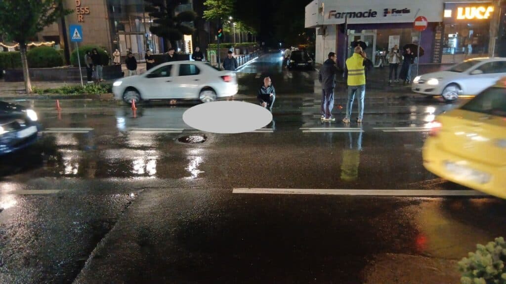 VIDEO | Femeie izbită grav de un autoturism Kia Niro, care efectua servicii de taxi, pe strada Sfântul Lazăr