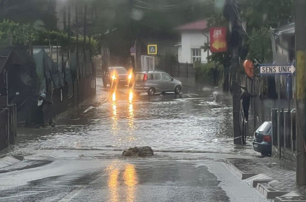 Prima ploaie de vară la Iași, primele străzi inundate în oraș (FOTO/VIDEO)