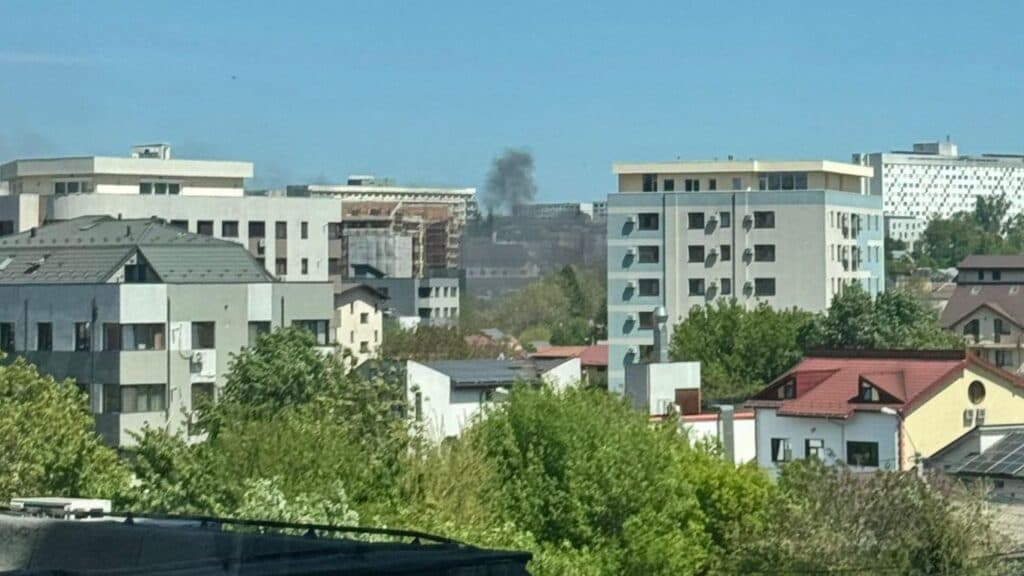 VIDEO | Incendiu puternic la o farmacie din Iași, pe strada Smârdan. Mai multe echipaje ISU au fost trimise la fața locului – UPDATE