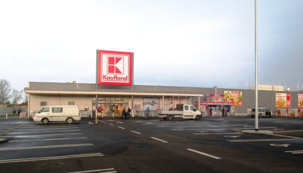 Se strânge lațul pentru șoferii ieșeni care își lasă mașinile în parcările supermarketurilor. După Lidl, se extind barierele și în rețeaua Kaufland