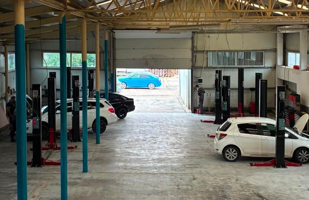 Cum au reușit un avocat și un mecanic să transforme un service auto neobișnuit din Iași într-o afacere. „Clienții pur și simplu doresc ca operațiunea să fie făcută cu mâinile lor”