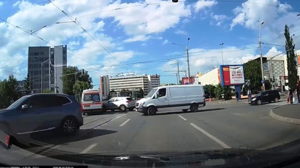 VIDEO | Cum s-a produs accidentul din Tudor în care o ambulanță a fost lovită de o mașină care nu a acordat prioritate. Autospeciala avea semnalele acustice și luminoase în funcțiune