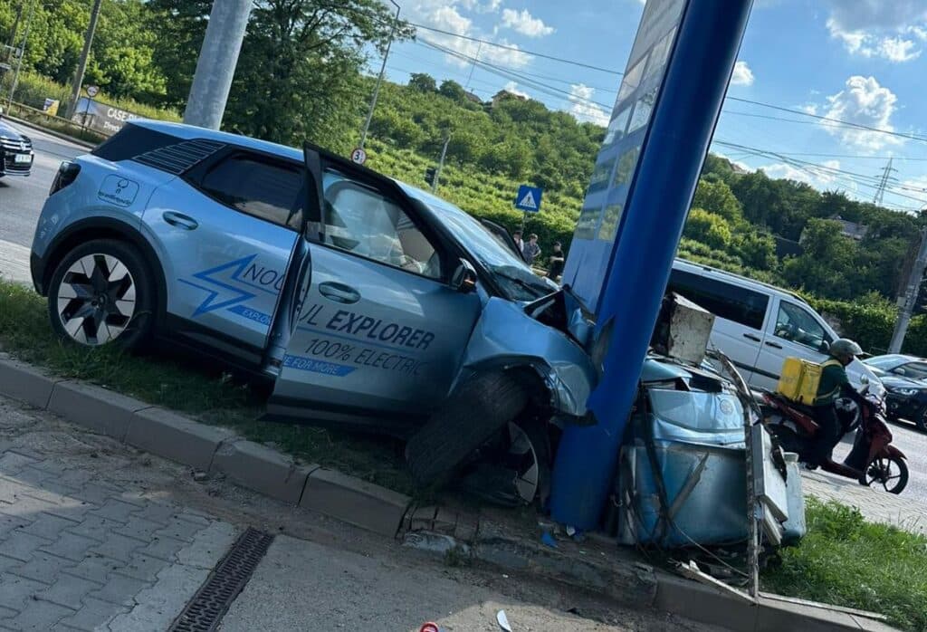 Accident „urât” pe șoseaua Bucium – O mașină, distrusă complet (FOTO/VIDEO)