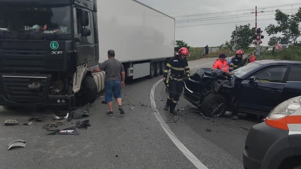 FOTO | Accident grav în județul Iași: un autoturism a intrat frontal într-un TIR. Două persoane, transportate la spital