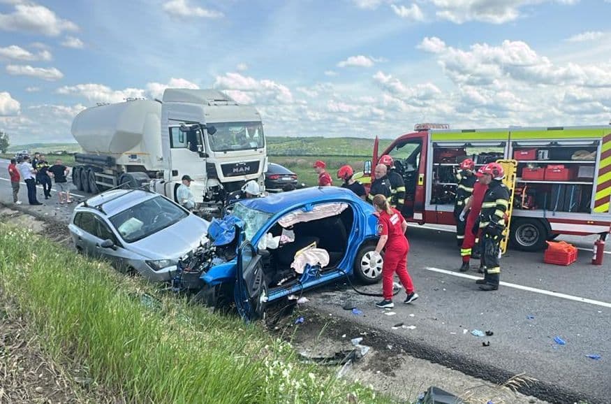Accident grav la Iași – Mașină, impact violent cu un TIR, pasageri încarcerați (FOTO)