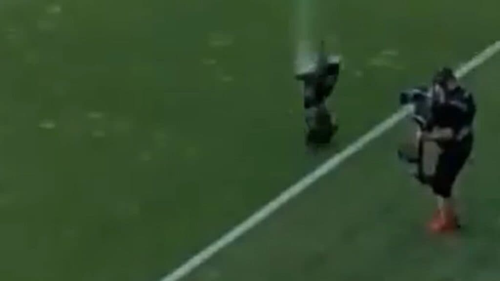 Tragedie evitată la limită la meciul Ungaria - Kazahstan: o cameră aeriană a căzut pe teren, lângă un cameraman - VIDEO