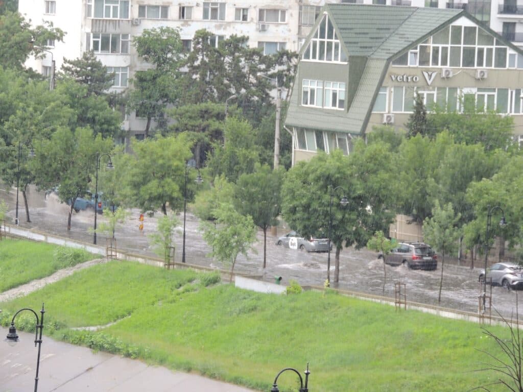 FOTO/VIDEO | Probleme majore pe mai multe străzi din Iași după ploaia de vară de jumătate de oră