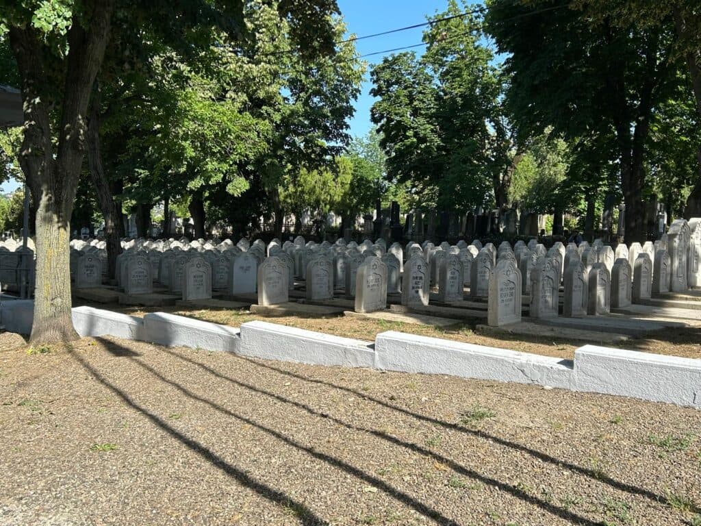 FOTO / VIDEO | 85 de ani de la Pogromul de la Iași. Ceremonii speciale la Cimitirul Evreiesc, cu participanți din România și Israel