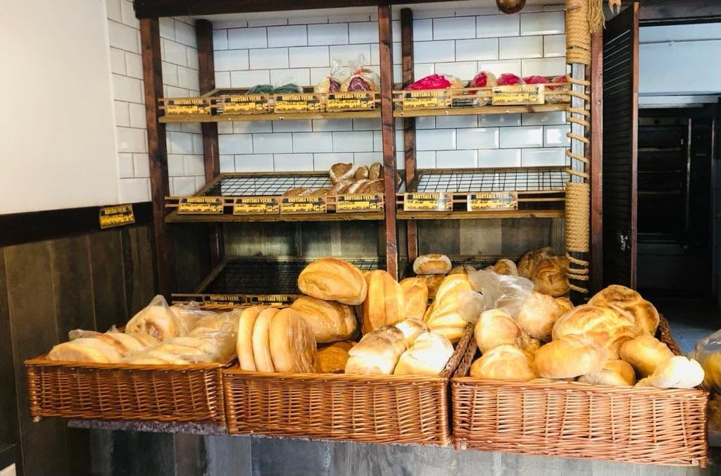 Comercianți de pâine din Iași, amendați de Protecția Consumatorilor pentru că nu aveau prețurile afișate și traducerea etichetelor pentru făina din Italia