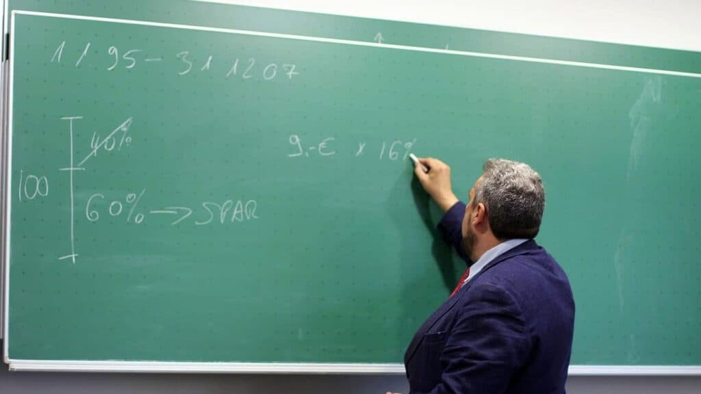 Cine primește gradație de merit în Iași: sute de cadre didactice și angajați din școli vor avea salarii majorate cu 25%