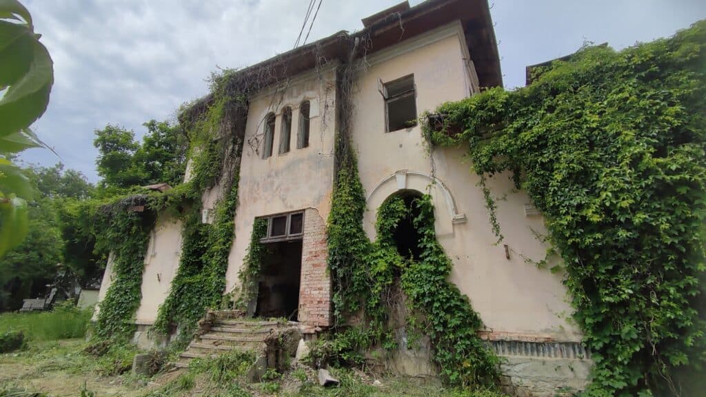 Nepăsare. Fostă școală în curs de demolare în Copou. „Ei doresc în continuare acest lucru”
