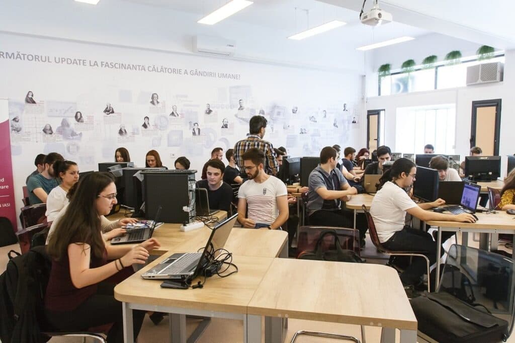 Alternativă practică la taberele școlare. Liceenii pot descoperi viața de student la Facultatea de Informatică din Iași. Vezi care sunt condițiile