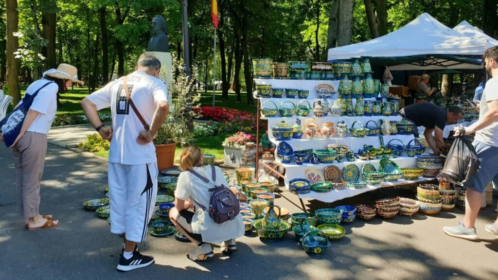 Târgul Cucuteni și Festivalul de Fanfare au loc în acest weekend. Meșteșugul ceramicii și muzica de fanfară transformă Parcul Copou într-un centru al tradițiilor