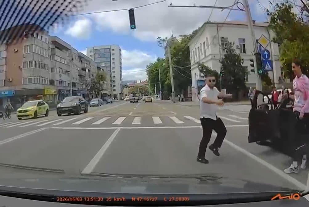 Scene bizare pe un bulevard din Iași: Mai mulți tineri au oprit bolidul în mijlocul drumului și s-au apucat de dansat (VIDEO)