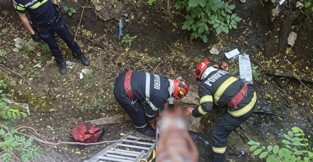 FOTO | Intervenție într-o zonă greu accesibilă din județul Iași. Un bărbat rănit a fost scos dintr-o râpă de pompieri