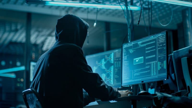 Un nou virus informatic atacă în același timp Windows și serverele virtuale