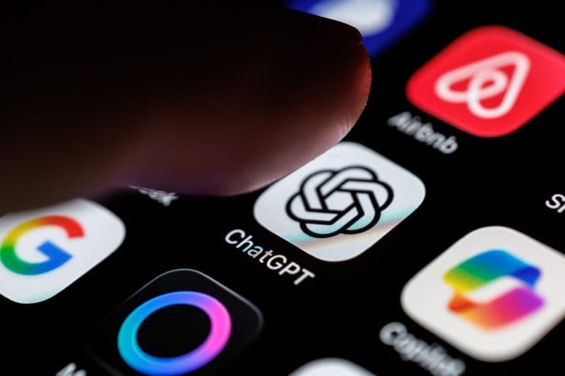 ChatGPT pierde teren în SUA: competiția din piața chatbot-urilor mobile devine tot mai agresivă