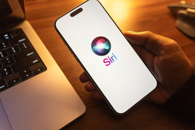 iOS 27 transformă complet Siri: Apple pregătește un asistent AI care ar putea rivaliza ChatGPT