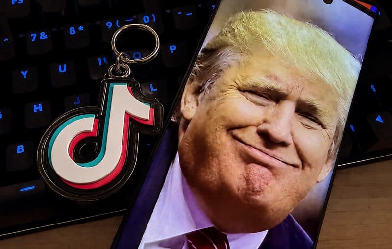 TikTok l-ar fi făcut președinte pe Trump în 2024, susține o anchetă care arată cum algoritmul a favorizat mai mult conținut MAGA