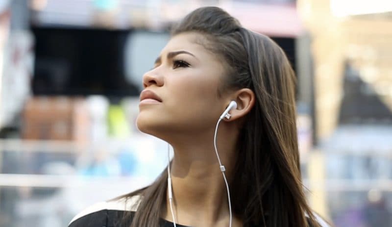 Căștile cu fir nu au murit, ci revin la modă. De ce renunță unii la Bluetooth pentru tehnologia veche
